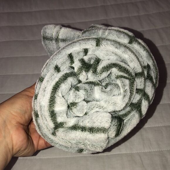 Wayland Square Gray Plaid Plush Throw - Picture 5 of 5